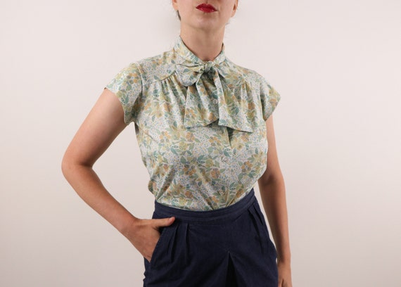 1970's Floral Blouse/Pussybow Blouse/1970's Pussyb