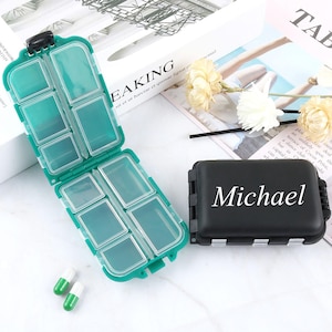 Gepersonaliseerde reispillendoos, pillendoosje aangepaste naam, organizer kleine medicijndoos, reiscadeau, cadeau voor familie, cadeaus voor dagelijkse medicatiegebruikers