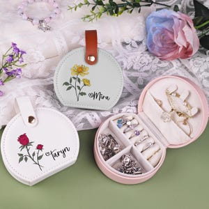 Personalisierte Name Schmuckschatulle für Brautjungfern, kundenspezifische Reise Schmuckschatulle, Geburts-Monat-Blumen-Schmuckschatulle, Brautjungferngeschenke, Hochzeitsgeschenk