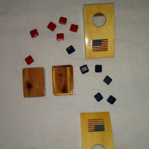 Juego Cornhole en miniatura.