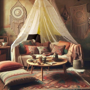 Könnte beinhalten: Ein Wohnzimmer im Boho-Stil mit einem weißen Baldachinbett, einer braunen Couch mit bunten Kissen, einem Holz-Couchtisch und einem gemusterten Teppich. Der Raum ist mit Makramee-Wandbehängen und Pflanzen dekoriert.