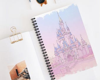 Cuaderno de Castillos Disney Dibujados a Mano – Diario de Líneas Rayadas