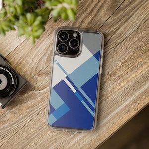 Op de afbeelding: Een transparante telefoonhoes met een geometrisch ontwerp met blauwe, witte en grijze vormen. De hoes heeft een verhoogde camerabult met drie lenzen.