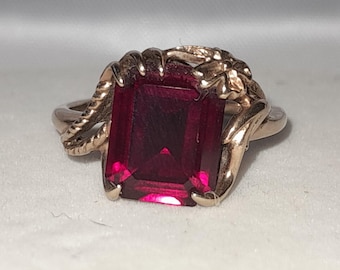 Anillo Art Nouveau Jugendstil de oro de 9 quilates con mano estilizada y flor, rubí, inusual, raro.