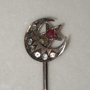 Antik viktoriansk nål i 15 karat guld med himmelsk halvmåne och stjärna, diamanter och rubin