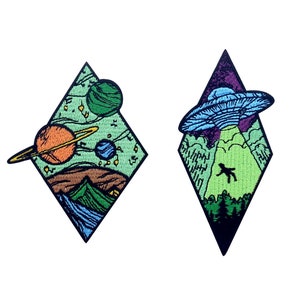 Puede incluir: Dos parches en forma de diamante con diseños bordados. El primer parche presenta un planeta verde, azul y naranja con un anillo a su alrededor. El segundo parche presenta un OVNI verde, azul y morado con una persona cayendo de él.