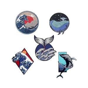 Puede incluir: Cinco parches bordados para planchar que representan olas del océano, ballenas y una puesta de sol. Los parches son en tonos de azul, blanco y rojo.