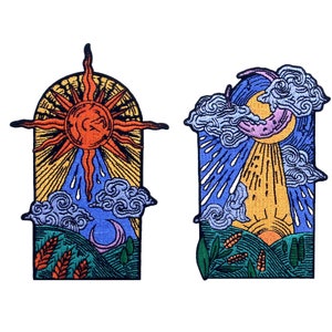 Puede incluir: Dos parches bordados que representan una escena de sol y luna. El parche del sol presenta un sol naranja brillante con rayos amarillos y un cielo azul con nubes. El parche de la luna presenta una luna creciente con un brillo rosado y un cielo azul con nubes.