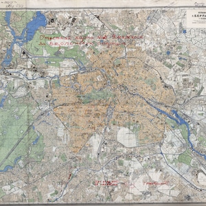 Op de afbeelding: Een gedetailleerde kaart van Berlijn, Duitsland, met handgeschreven tekst in het rood. De kaart toont de indeling van de stad, inclusief straten, waterwegen en parken. De tekst luidt "Plan Berlin 1:25,000" en "Отметная Карта № 9 За Белолешеную Операцию".