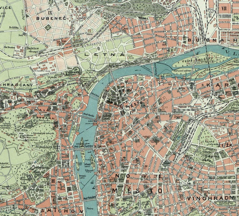 Op de afbeelding: Een vintage kaart van Praag, Tsjechi&euml;, die de stadsdelen en bezienswaardigheden laat zien. De kaart is gedrukt in tinten groen, bruin en roze, met blauwe lijnen die rivieren en kanalen voorstellen. De kaart bevat de namen van de stadsdelen, zoals "BUBENEČ", "LETNA", "HRADCANY", "MALA STRANA", "STAR&Eacute; MESTO", "NOV&Eacute; MESTO", "VINOHRADY" en "SMICHO".