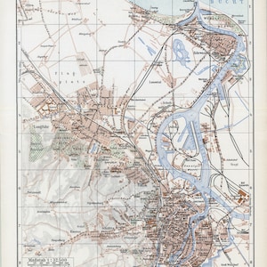 Può includere: Una mappa vintage di Danzica, Germania, con una scala di 1:32.500. La mappa mostra le strade, le vie d'acqua e i punti di riferimento della città, tra cui il Langfuhr, la piazza F11 e la baia di Danzica. La mappa è stampata in inchiostro nero, marrone e blu su uno sfondo bianco.