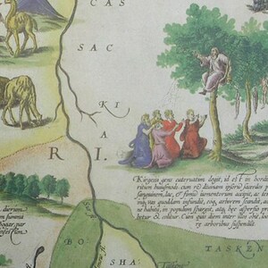 Puede incluir: Un mapa antiguo con una ilustraci&oacute;n dibujada a mano de un grupo de personas de pie bajo un &aacute;rbol. El mapa est&aacute; en tonos de verde, marr&oacute;n y amarillo. El texto en el mapa dice: "Kirgessi gens cateruatim degit, id est in bortis habety ritun bunufmodi cum re divanam ipford facerdos peragit, Sanguinem, lac, & fimu iumentorion accipit, at ferre miket ing vas quoddam infundit, coq, arborem feandit, ata, elcio ne habita, in populon spargit, atą, bee afperfio pro Deo ba betur & colitur. Cuon quas diem inter illos obit, loco fepultu re arboribus fufpendit TASKENT."
