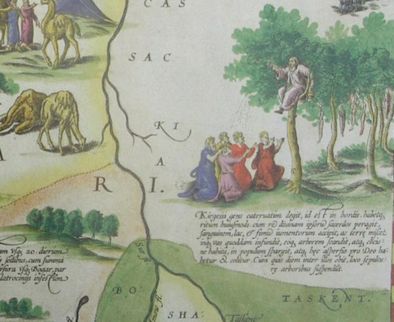 Puede incluir: Un mapa antiguo con una ilustraci&oacute;n dibujada a mano de un grupo de personas de pie bajo un &aacute;rbol. El mapa est&aacute; en tonos de verde, marr&oacute;n y amarillo. El texto en el mapa dice: "Kirgessi gens cateruatim degit, id est in bortis habety ritun bunufmodi cum re divanam ipford facerdos peragit, Sanguinem, lac, & fimu iumentorion accipit, at ferre miket ing vas quoddam infundit, coq, arborem feandit, ata, elcio ne habita, in populon spargit, atą, bee afperfio pro Deo ba betur & colitur. Cuon quas diem inter illos obit, loco fepultu re arboribus fufpendit TASKENT."