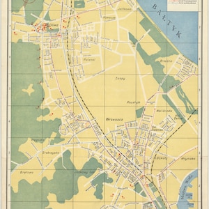 Può includere: Una mappa vintage di Danzica, Polonia, che mostra i quartieri e i quartieri della città. La mappa è divisa in una griglia con lettere e numeri. La mappa è stampata su carta gialla con accenti verdi e blu. La mappa include i nomi dei quartieri, come Oliwa, Wrzeszcz e Brzeźno.