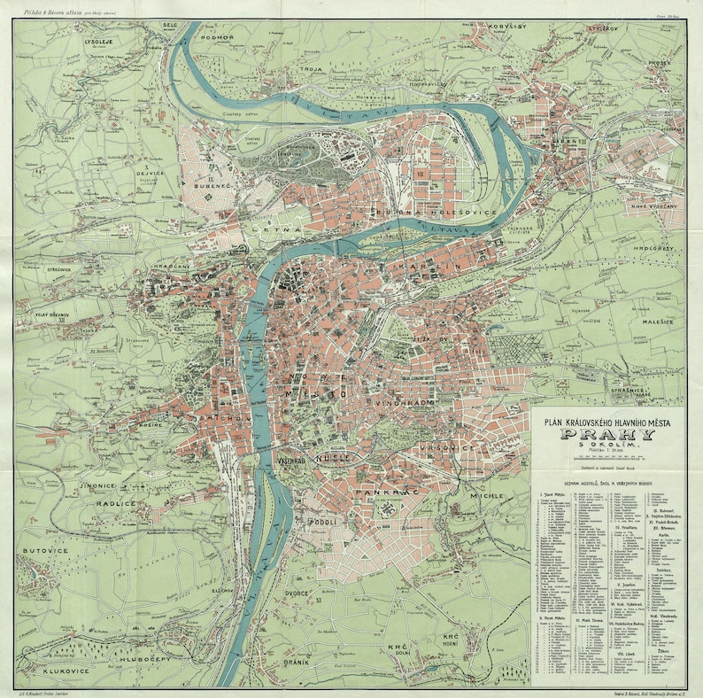 Op de afbeelding: Een vintage kaart van Praag, Tsjechi&euml;, met een gedetailleerde lay-out van de straten, bezienswaardigheden en waterwegen van de stad. De kaart is gedrukt in tinten groen, bruin en rood, met de rivier de Moldau gemarkeerd in blauw. De kaart bevat een legenda met genummerde locaties en hun bijbehorende namen.
