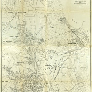Può includere: Una mappa in bianco e nero di Danzica, Germania, del 1902. La mappa mostra le strade, gli edifici e le vie d'acqua della città. La mappa è intitolata "Plan der Stadt Danzig."
