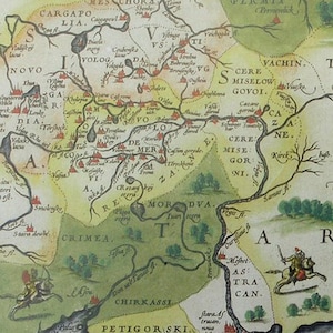 Puede incluir: Un mapa antiguo de Europa del Este, que presenta una ilustraci&oacute;n detallada de la geograf&iacute;a y los l&iacute;mites pol&iacute;ticos de la regi&oacute;n. El mapa est&aacute; dibujado a mano y coloreado, con una variedad de nombres de lugares y caracter&iacute;sticas geogr&aacute;ficas etiquetados en una escritura cursiva. El mapa est&aacute; rodeado por un borde decorativo.