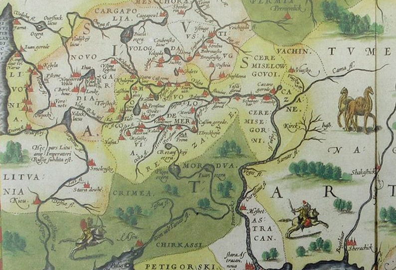 Puede incluir: Un mapa antiguo de Europa del Este, que presenta una ilustraci&oacute;n detallada de la geograf&iacute;a y los l&iacute;mites pol&iacute;ticos de la regi&oacute;n. El mapa est&aacute; dibujado a mano y coloreado, con una variedad de nombres de lugares y caracter&iacute;sticas geogr&aacute;ficas etiquetados en una escritura cursiva. El mapa est&aacute; rodeado por un borde decorativo.