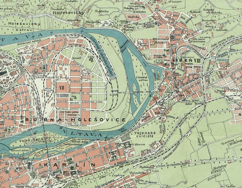 Op de afbeelding: Een vintage kaart van Praag, Tsjechi&euml;, die de indeling van de stad en belangrijke bezienswaardigheden laat zien. De kaart is gedrukt in tinten groen, blauw en bruin, met tekstlabels in het Tsjechisch.