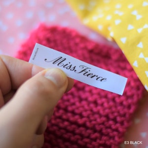 10 Etichette in raso personalizzabili da cucire in 4 colori e 5 caratteri di scrittura a scelta