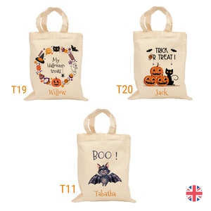 Op de afbeelding: Drie Halloween-trick-or-treat-tassen met verschillende ontwerpen. De eerste tas heeft een krans met Halloween-iconen met de tekst "My Halloween treats" en de naam "Willow". De tweede tas heeft een zwarte kat en drie pompoenen met de tekst "Trick or Treat!" en de naam "Jack". De derde tas heeft een vleermuis met de tekst "BOO!" en de naam "Tabatha".