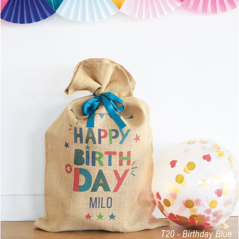 Le Sac Anniversaire personnalisé pour emballer les cadeaux. Un sac à cadeaux en toile de jute avec un prénom réutilisable image 4