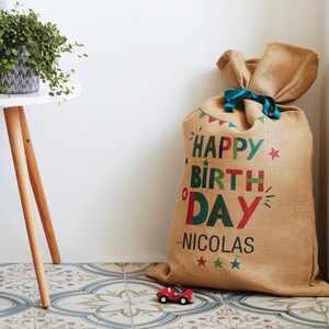 Le Sac Anniversaire personnalisé pour emballer les cadeaux. Un sac à cadeaux en toile de jute avec un prénom réutilisable image 5