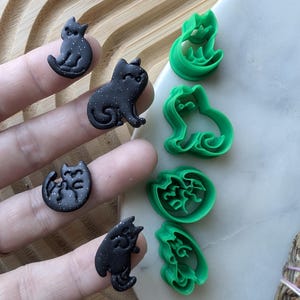4 cortadores de arcilla afilados con relieve de gatos pequeños y lindos