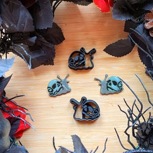 Pair of Snails with Skull Shells - Embossed Sharp Clay Cutter