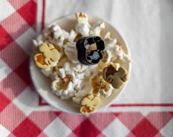 Emporte-pièce en forme de boucle d'oreille pointue en relief avec grains de maïs soufflé et pop-corn