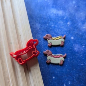 Cortador de arcilla afilado con forma de perro salchicha salchicha en panecillo