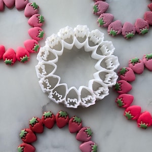 Strawberry Wreath Embossed Sharp Clay Cutter