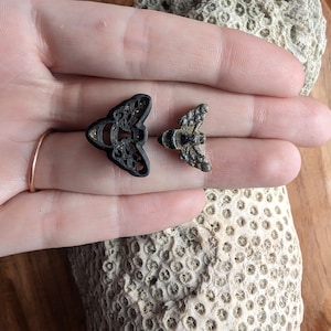 Mini gestreifte Biene mit ausgebreiteten Flügeln Ohrring Clay Cutter