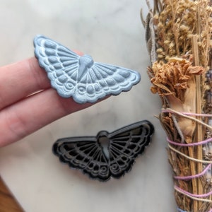 Ausgebogten Flügel Schmetterling Motte Sharp geprägte Ohrring Clay Cutter