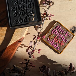 Cuisses épaisses et emporte-pièce en argile tranchant en relief avec citation de texte Love Vibes