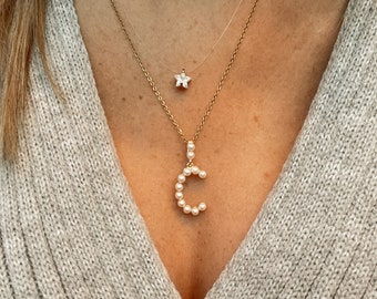 Aangepaste parel eerste ketting, grote letter ketting, sierlijke naam eerste ketting, grote hoofdletter ketting, doordachte cadeaus voor haar moeder
