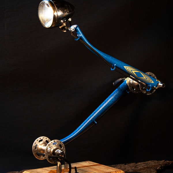 Lampe décorative en pièces de vélo recyclées, création unique et originale