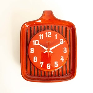 Horloge murale électromécanique en céramique rouge des années 1960 par Dugena Westgermany