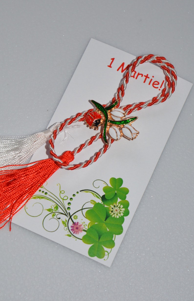 Martisor de Roumanie - Broche robe traditionnelle rouge etnoire