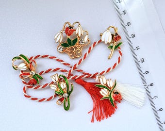 Martisor Traditional. Romanian Moldavian Martisor. Martisoare alb cu rosu. Martie. Baba Marta. Martenitsa. Märzchen. Martakia. Martinka.