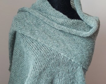 Federleichtes Dreieckstuch gestrickt, Tuch Alpaka/Seide, Triangle shawl knit, Dreieckstola Salbei, Geschenk für Sie