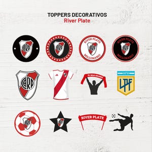 Puede incluir: Toppers decorativos con diseños de River Plate. Incluye varios logotipos, una camiseta de fútbol, un balón de fútbol, una estrella y una pancarta. Los toppers son rojos, blancos, negros y azules.