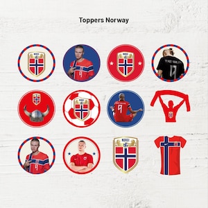 Puede incluir: Una colección de doce adornos circulares con el texto Toppers Norway. Los diseños incluyen el escudo de la selección nacional de fútbol de Noruega, Erling Haaland con camiseta roja, un casco vikingo, un balón de fútbol y una camiseta roja.