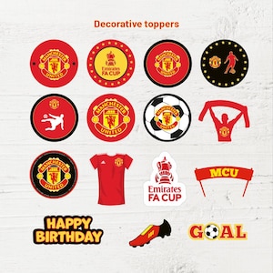 Op de afbeelding: Decoratieve toppers met Manchester United logo's, een voetbalshirt en een voetbal. Teksten zijn "Happy Birthday" en "Goal". De kleuren zijn rood, zwart en geel.