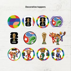 Puede incluir: Toppers decorativos con el texto "FIFA". Los toppers presentan el trofeo de la Copa Mundial de la FIFA, balones de fútbol con diseños de banderas y mascotas de dibujos animados. Los toppers son redondos y de varios colores.