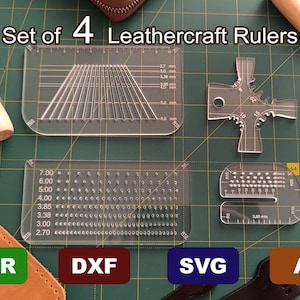 Puede incluir: Conjunto de cuatro reglas de cuero transparentes de plástico. Las reglas están marcadas con medidas en milímetros y pulgadas. Las reglas están sobre una estera de corte verde. El texto "Set of 4 Leathercraft Rulers" es visible en la parte superior de la imagen.