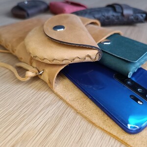 The PDF file contains patterns of 5 different simple leather products. SVG, CDR, DXF and AI files for Laser Cutting. Instruction DIY non stitched leather pattern. Compact sewless cardholder, coin purse, glass case.
These products are great for people who prefer minimalist style and for beginner craftsmen. 
Pattern set contains: Eyeglass Case (Sunglasses Case) in 2 sizes, 2 style of Cardholders and 2 style of Coin Pouches (Coin Purses).
