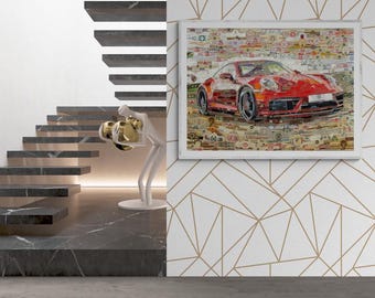 Può includere: Un'auto sportiva rossa realizzata con un mosaico di piccoli pezzi di carta, incorniciata e appesa a una parete bianca con un motivo geometrico.
