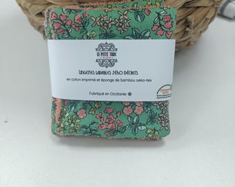 Toallitas desmaquillantes con estampado floral y esponja de bambú.