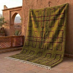 Tappeto Beni Ourain tessuto a mano – Verde oliva, bordeaux, lana a pelo lungo, stile marocchino moderno